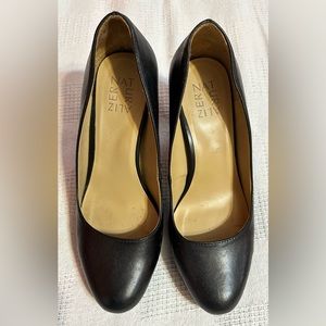 Naturalizer 8 wide black pumps